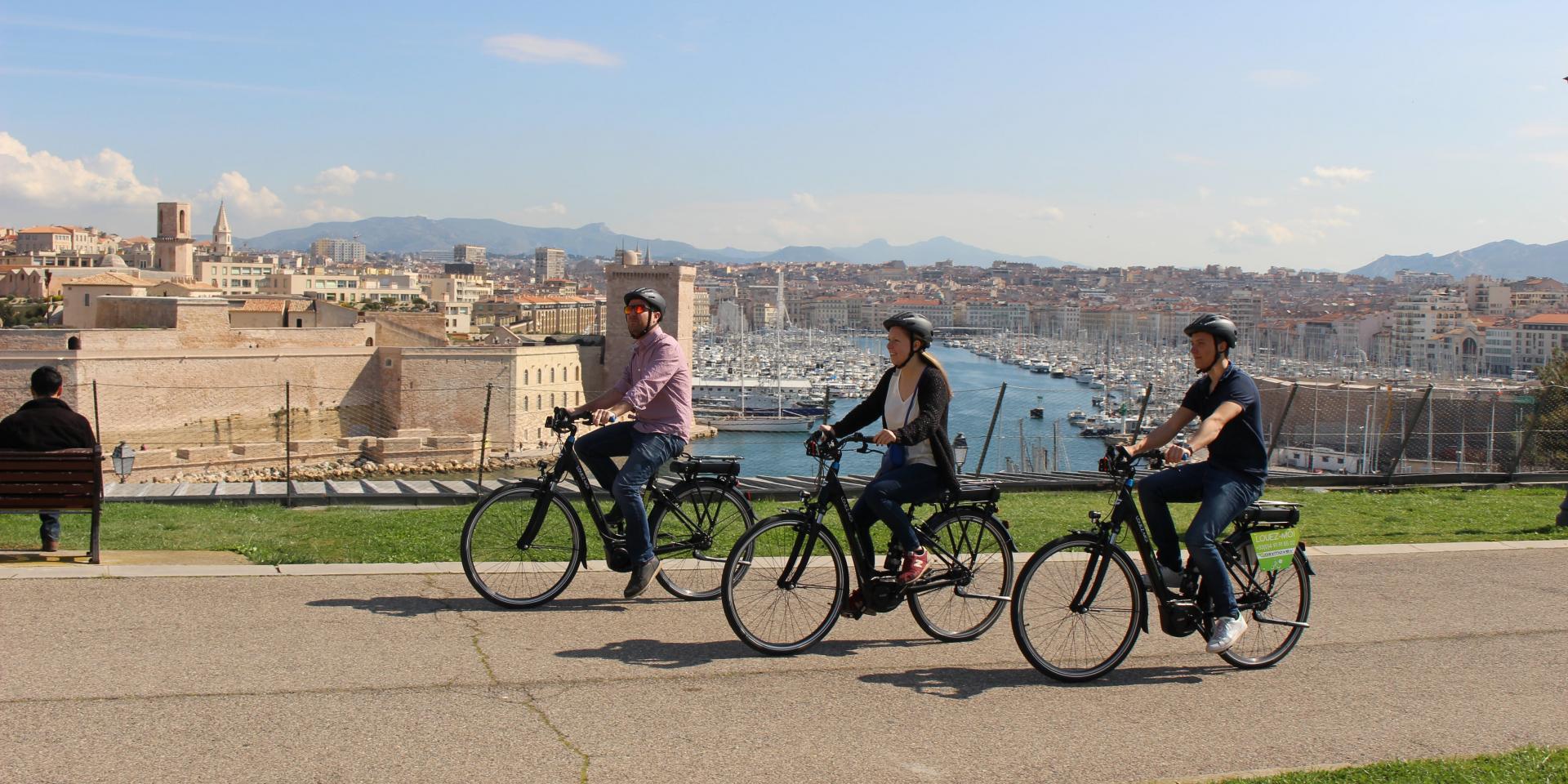 3 cyclistes au parc du Pharo