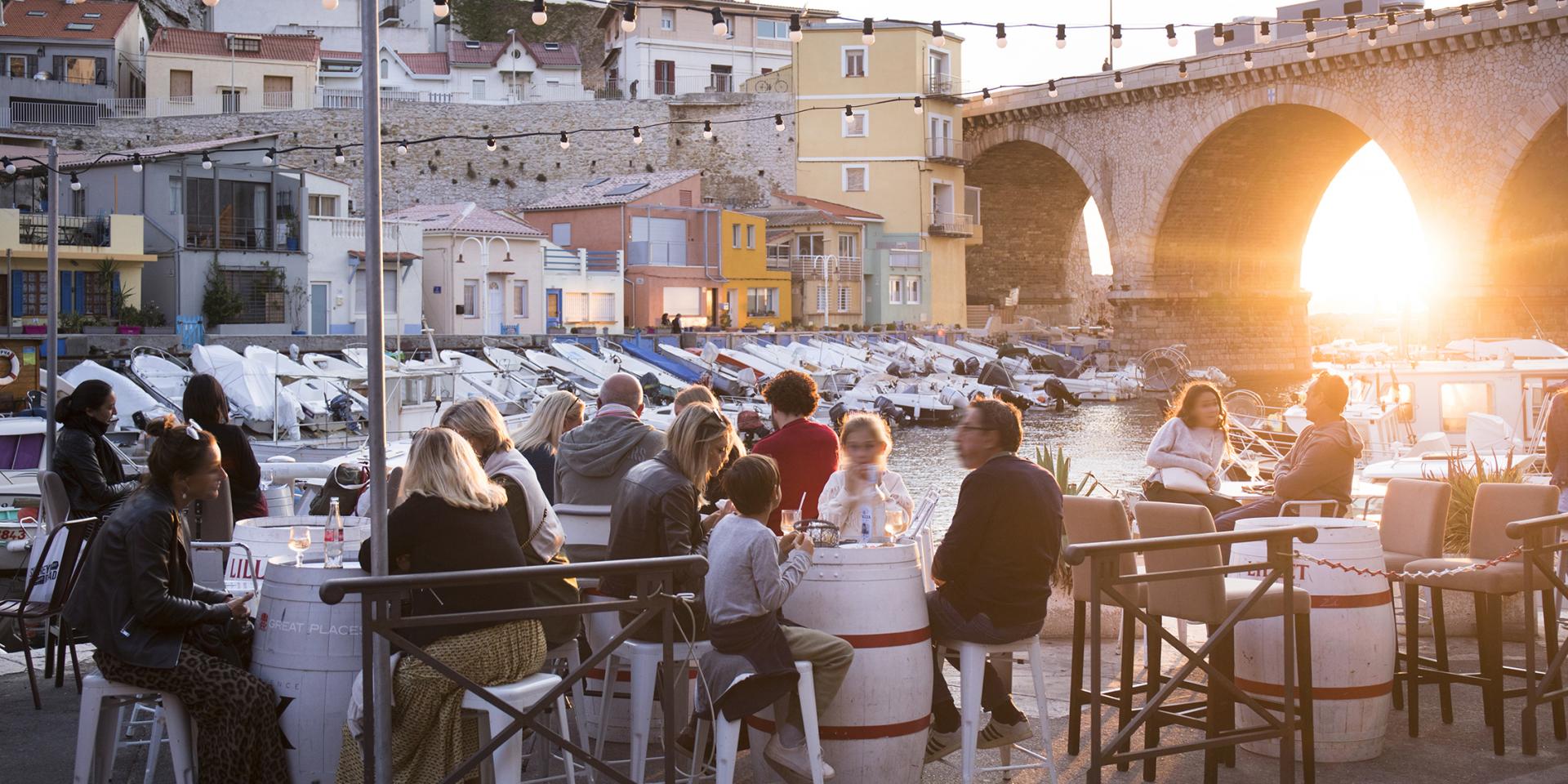 Aperitif au Vallon des Auffes à Marseille, coucher de soleil