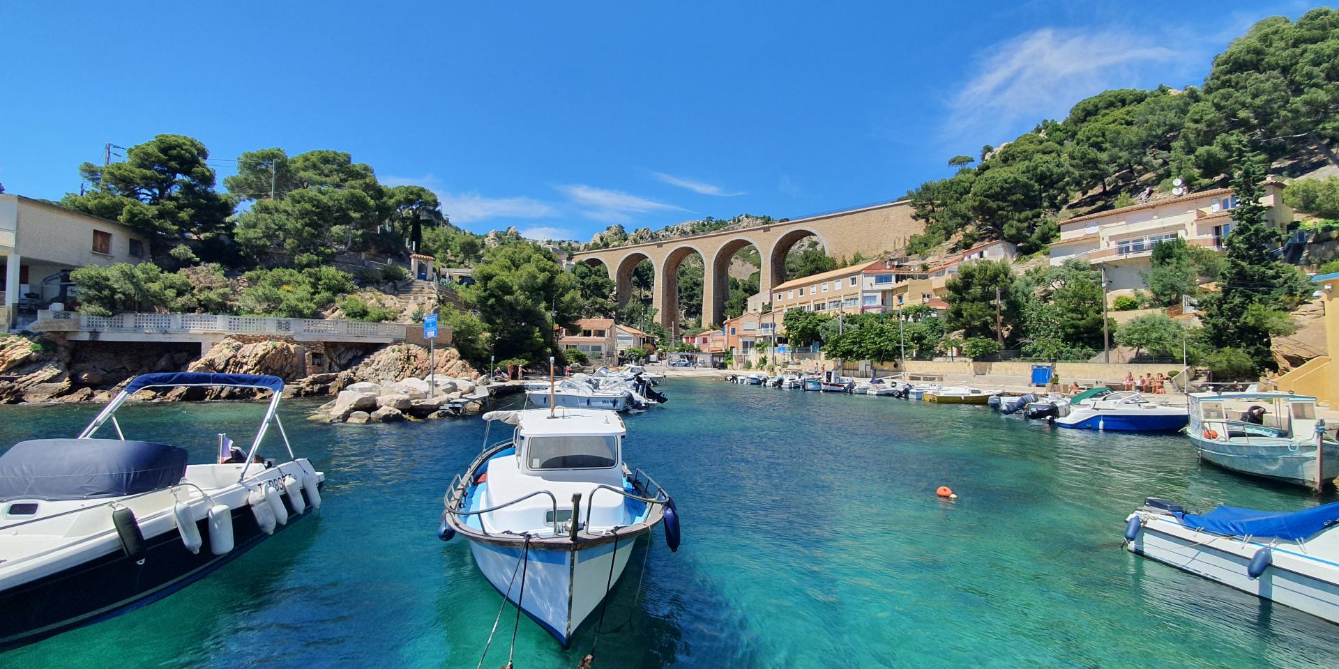 Calanque de Mejean sur la Côte Bleue. Bateau dans petit port et eau turquoise