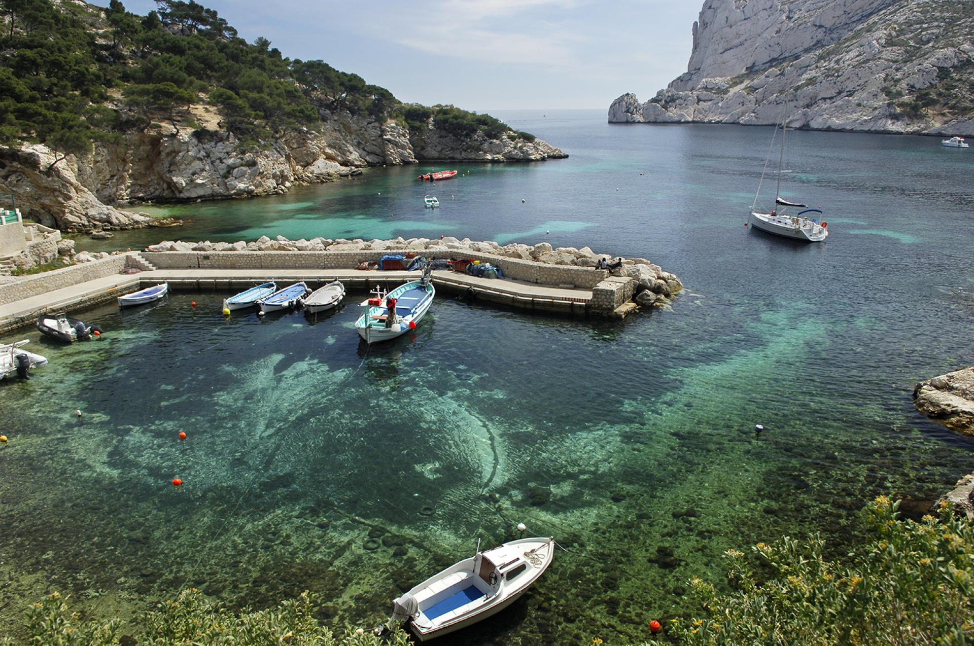 Petit port de la Calanque de Sormiou, barque et eau turquoise à Marseille en Provence