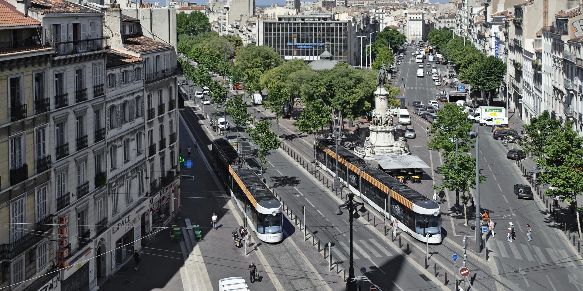 Tramways qui circulent sur la canebière
