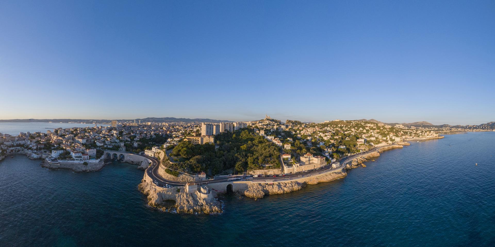 vue aerienne sur la corniche kennedy à marseille