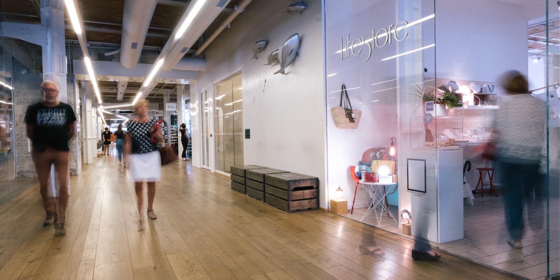 allée marchande dans les Docks Village Marseille