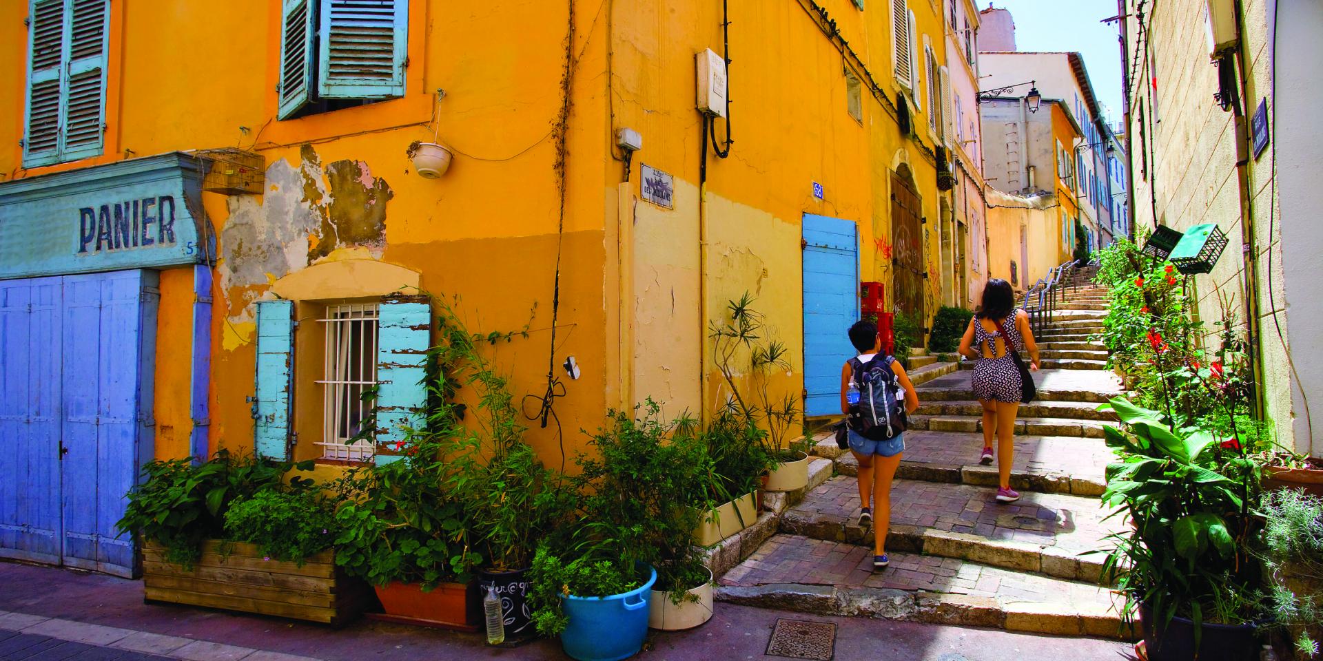 ruelle colorées et végétalisée du quartier du Panier à Marseille