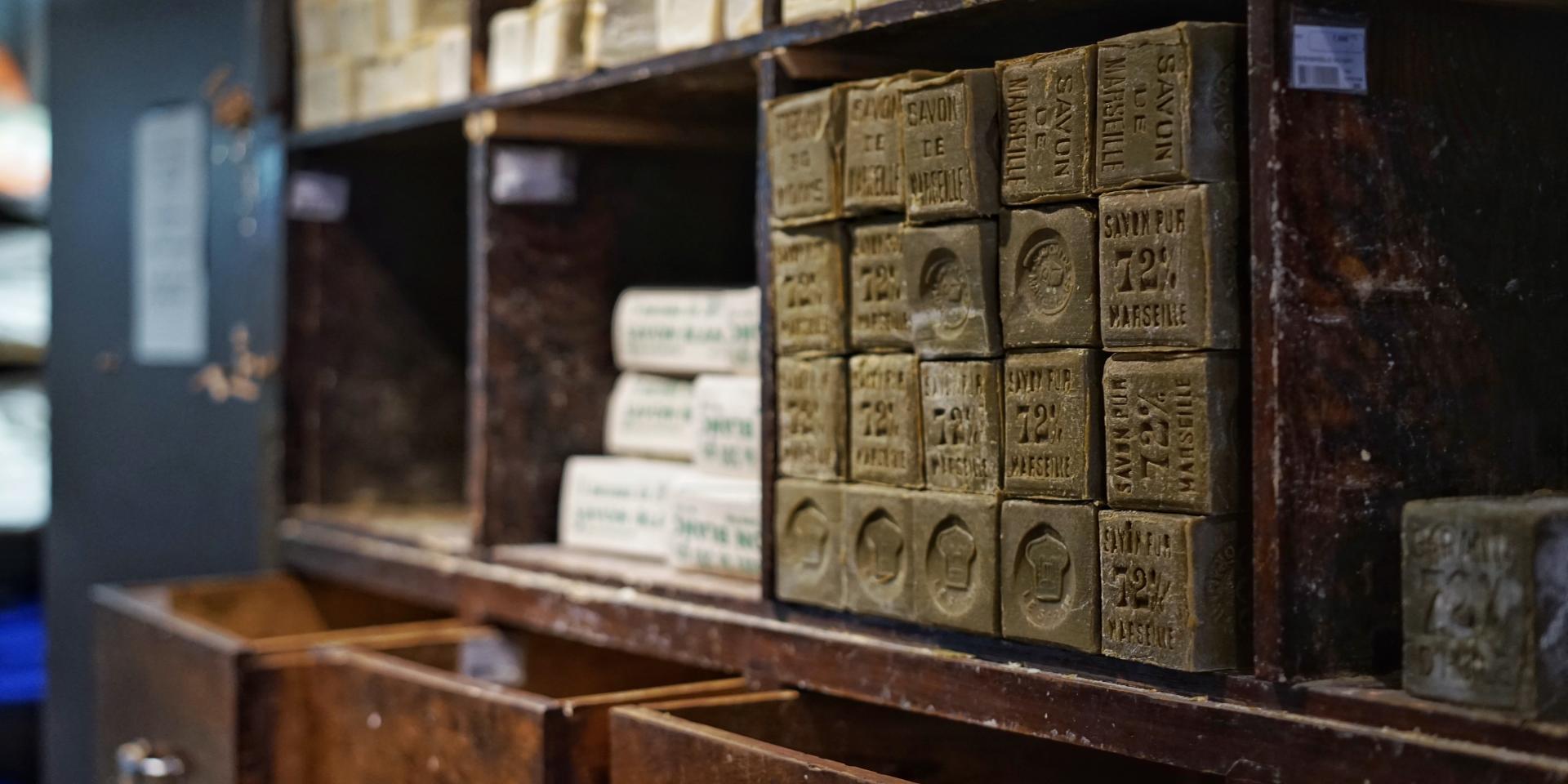 Vieux savon de Marseille empillés sur une étagère