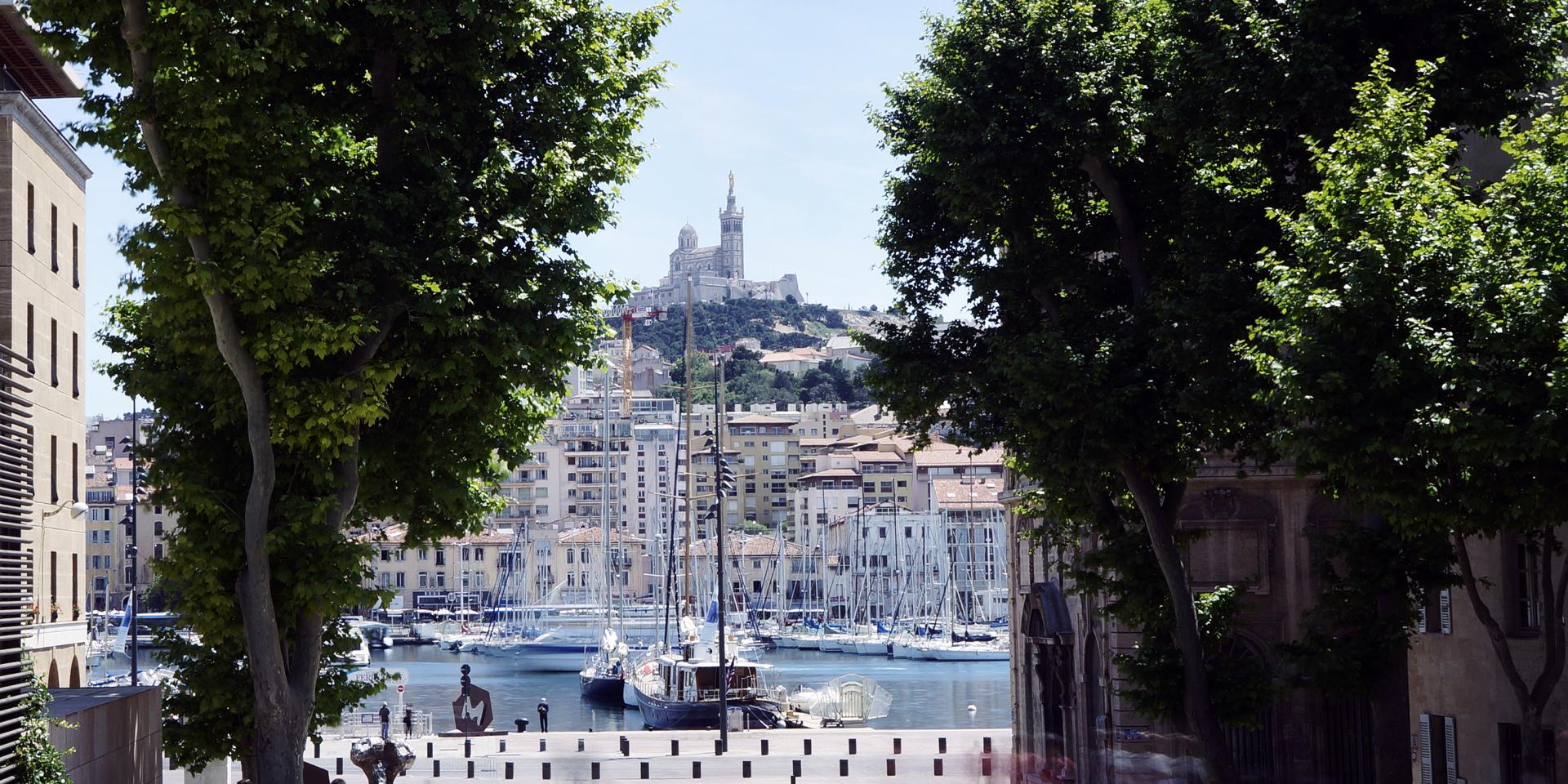 Place Bargemon à Marseille, vue sur le Vieux-Port et Notre Dame de la Garde