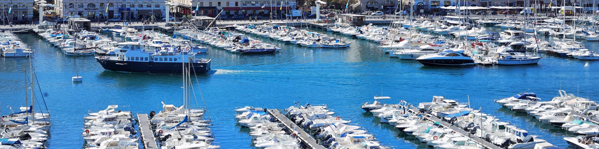 Vieux-Port de Marseille et notre Dame de la Garde, ciel bleu