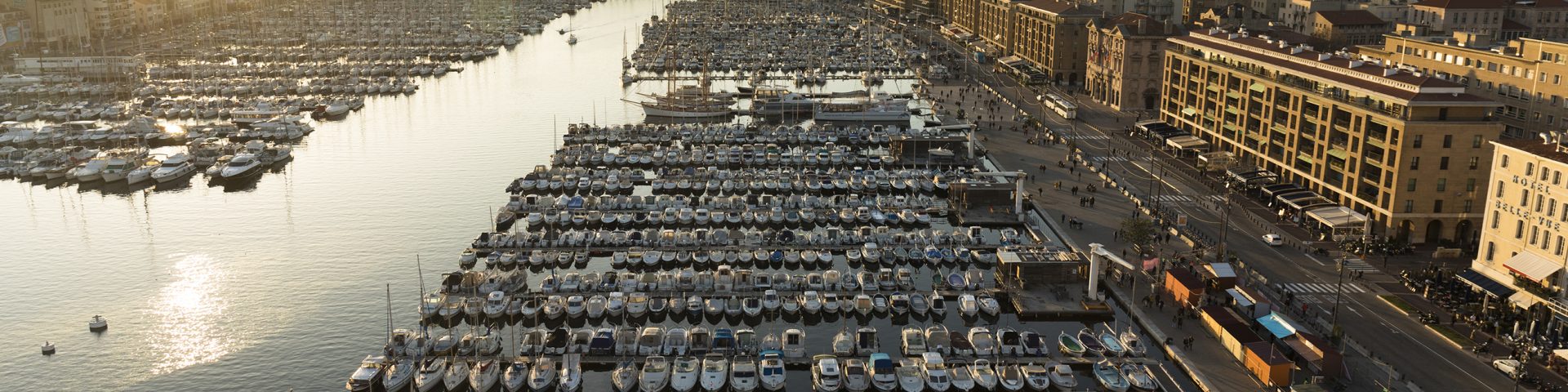 Vieux Port de Marseille, vue aérienne au soleil couchant